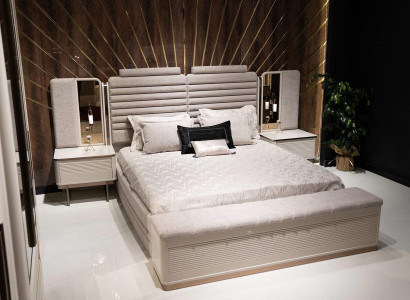 Schlafzimmer-Set Beige aus Holz mit Bett, Nachttischen und Bank