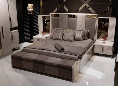 Elegantes Schlafzimmer-Set aus Holz in Beige mit Bett, Bank