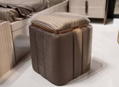 Moderner Hocker aus Holz in Beige, stilvoll und langlebig