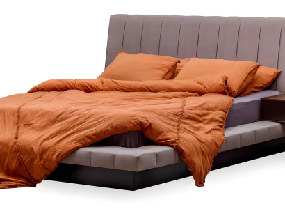 Ein stabiles Holzbett steht sicher und hält viele Jahre lang.