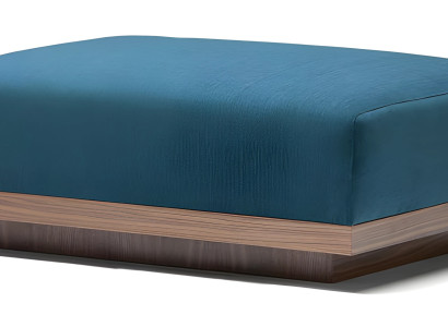 Eleganter Hocker aus Stoff und Holz  für ein modernes Interieur und mehr Komfort