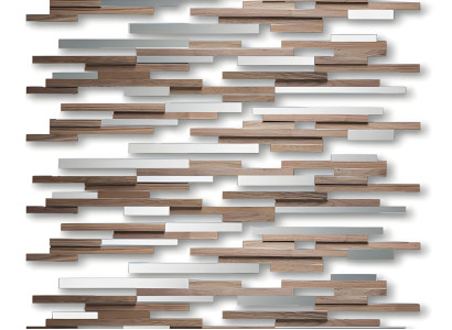 Ein breiter Spiegel gegenüber dem Fenster füllt den Raum mit Licht.