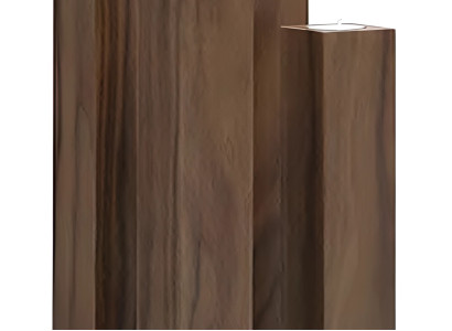 Ein Kerzenständer in einem Holzrahmen verleiht einem Raum eine gemütliche Note