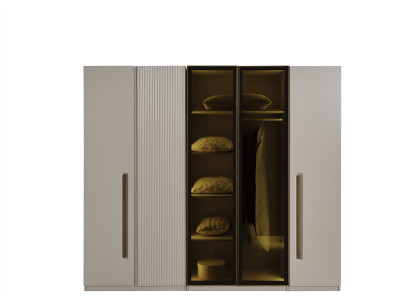 Eleganter weißer Kleiderschrank aus Holz im klassischen Stil