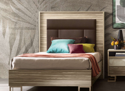 Bett aus Massivholz – Ideal für komfortable Nächte und modernes Design.