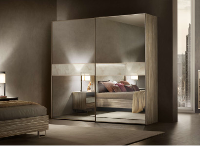 Eleganter Schrank aus Holz – Schlicht und funktional für jedes Zuhause.