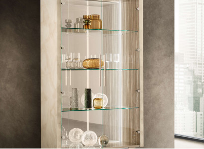 Robuste Vitrine aus Holz – Für stilvolle Aufbewahrung im Wohnzimmer.