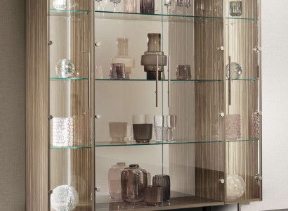 Schlichte Vitrine mit Glas – Für Ihre Dekorationsstücke und Stauraum.