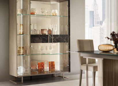 Schöne Vitrine aus Holz – Ideal für Ihr Wohnzimmer oder Esszimmer.