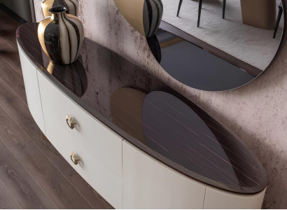 Elegantes Esszimmer-Set mit Sideboard und passendem Spiegel