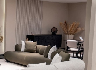 Breites Loungesofa mit abgerundeter Silhouette und glatter Textur