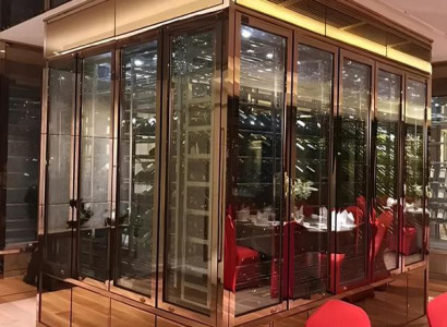 Eleganter Weinschrank aus Edelstahl in Gold modern Luxusdesign