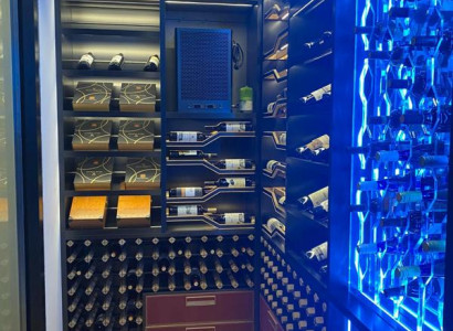 Eleganter schwarzer Weinkühlschrank mit Dual-Zonen-Kühlung