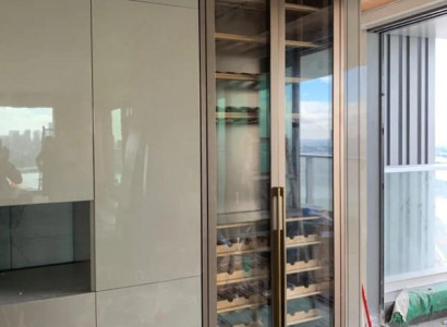 Goldener Weinschrank aus Edelstahl mit Dual-Zone Temperaturregelung