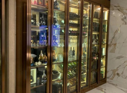 Eleganter goldener Weinschrank aus hochwertigem Edelstahl für
