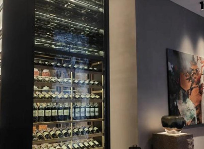 Eleganter schwarzer Weinschrank aus Edelstahl mit moderner Design