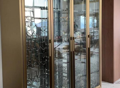 Goldener Edelstahl-Weinschrank im modernen Luxusstil