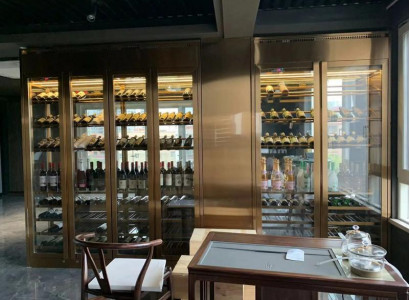 Eleganter silberner Weinschrank aus Edelstahl mit moderner Optik