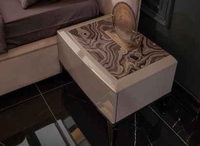 Eleganter Beiger Nachttisch aus Holz im modernen Stil