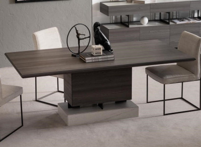 Eleganter Esstisch aus Holz in warmem Braun