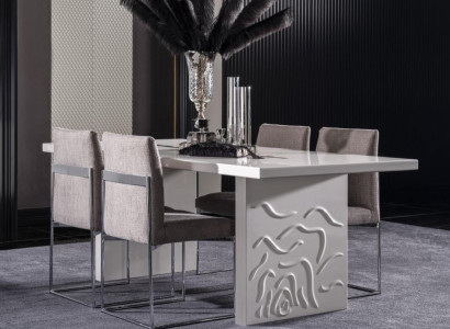 Elegantes weißes Esstisch- und Stuhl-Set aus Holz und Textil