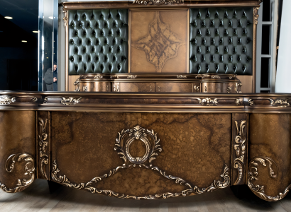 Brauner Holzschreibtisch im eleganten Design für Home Office