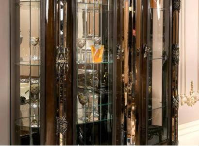 Elegante braune Vitrine aus Holz und Glas in zeitlosem Design