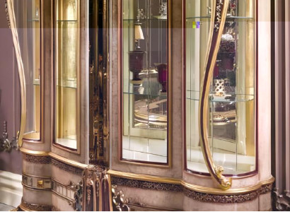 Beige Holz-Glas Vitrine im eleganten Stil