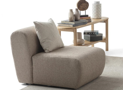 Eleganter brauner Holz-Textil Sessel im modernen Design