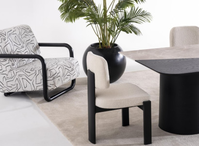 Beiger Holzstuhl im eleganten Design