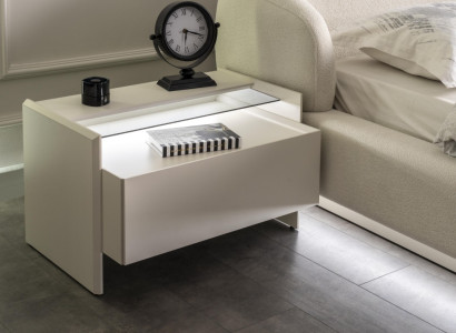 Ein Nachttisch in stilvollem Design verschönert den Raum im Schlafzimmer