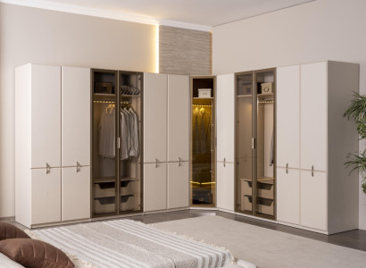 Der geräumige Schrank  fügt sich ideal in die Einrichtung ein.