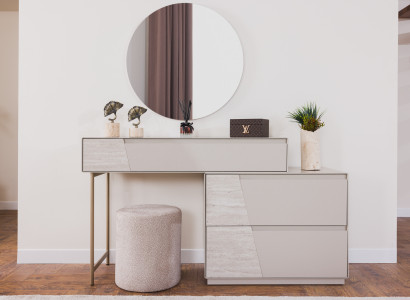 Schminktisch mit Spiegel + Hocker Klare Formen, gemütliches Interieur