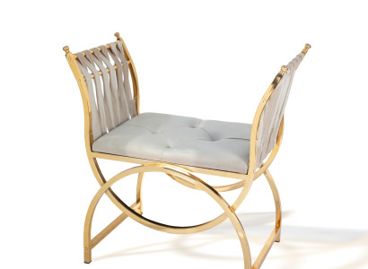 Design-Hocker mit goldfarbenem X-förmigem Gestell und eleganter Polsterung