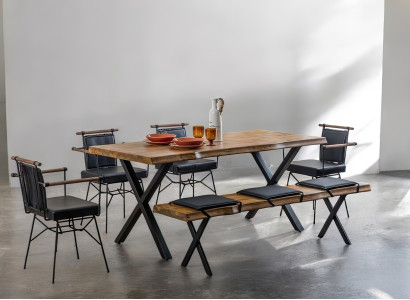 Rechteckiger Esstisch mit Holzplatte und schwarzem X-förmigem Metallgestell