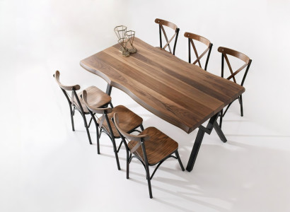 Verfeinerter Tisch im Loft-Stil: Massivholz und schwarze Metallstützen