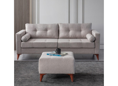 Ein warmer Akzent im Interieur – ein Sofa in stilvollem Design