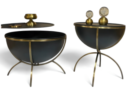 Duo aus Beistelltischen mit schwarzer Schale und eleganten goldenen Beinen