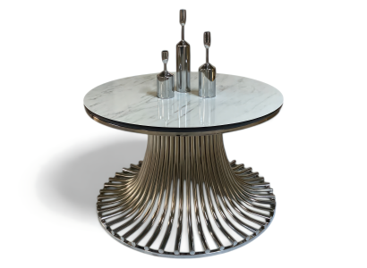 Filigraner Tisch mit Glasplatte und sorgfältig gearbeiteter Metallkonstruktion