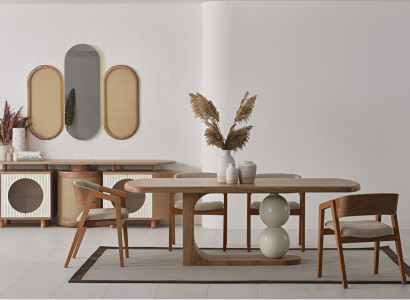 Elegantes Esszimmer-Set mit stilvollem Tisch, Stühlen und Sideboard