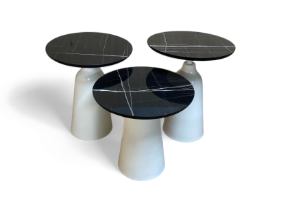 Exquisite Beistelltische mit weißem Untergestell und schwarzer Tischplatte