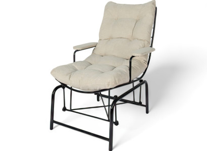 Gemütlicher Sessel mit stabilem Metallgestell und dicken Kissen in Beige