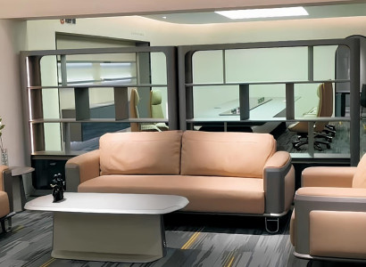 3-Sitzer Ledersofa in Beige – Modernes Design für Büro oder Lounge