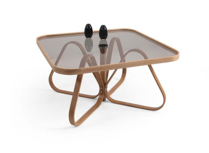 Quadratischer Couchtisch mit abgerundeten Ecken und raffiniert Schwingfüßen