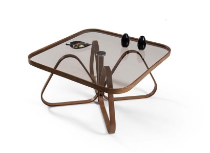 Schicker Couchtisch in quadratischer Form mit geschwungenem Holzrahmen