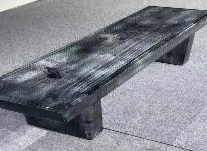 Moderne schwarze Bank aus karbonisiertem Holz Holzbank Schwarze Bank