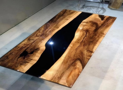 Eleganter Nussbaumtisch aus Epoxidharz gefertigt.