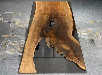 Moderner Nussbaumtisch mit Epoxidharz