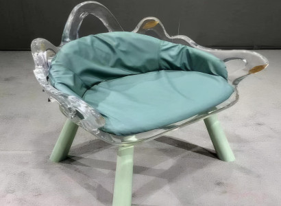 Stuhl aus Epoxidharz und minimalistischen Beinen