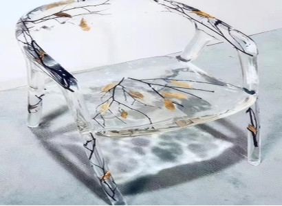 Stuhl Epoxidharz Design mit Naturelementen.